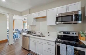 Microondas, horno, parrilla de estufa y lavavajillas 