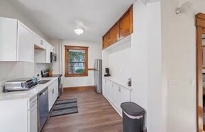 Microwave, oven, stovetop, dishwasher - Cathedral Hill 3-bedroom charm (Saint Paul)