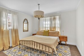 1 bedroom, iron/ironing board, WiFi, bed sheets - Charming 1-bedroom apartment in awesome Fayetteville with AC (Fayetteville)
