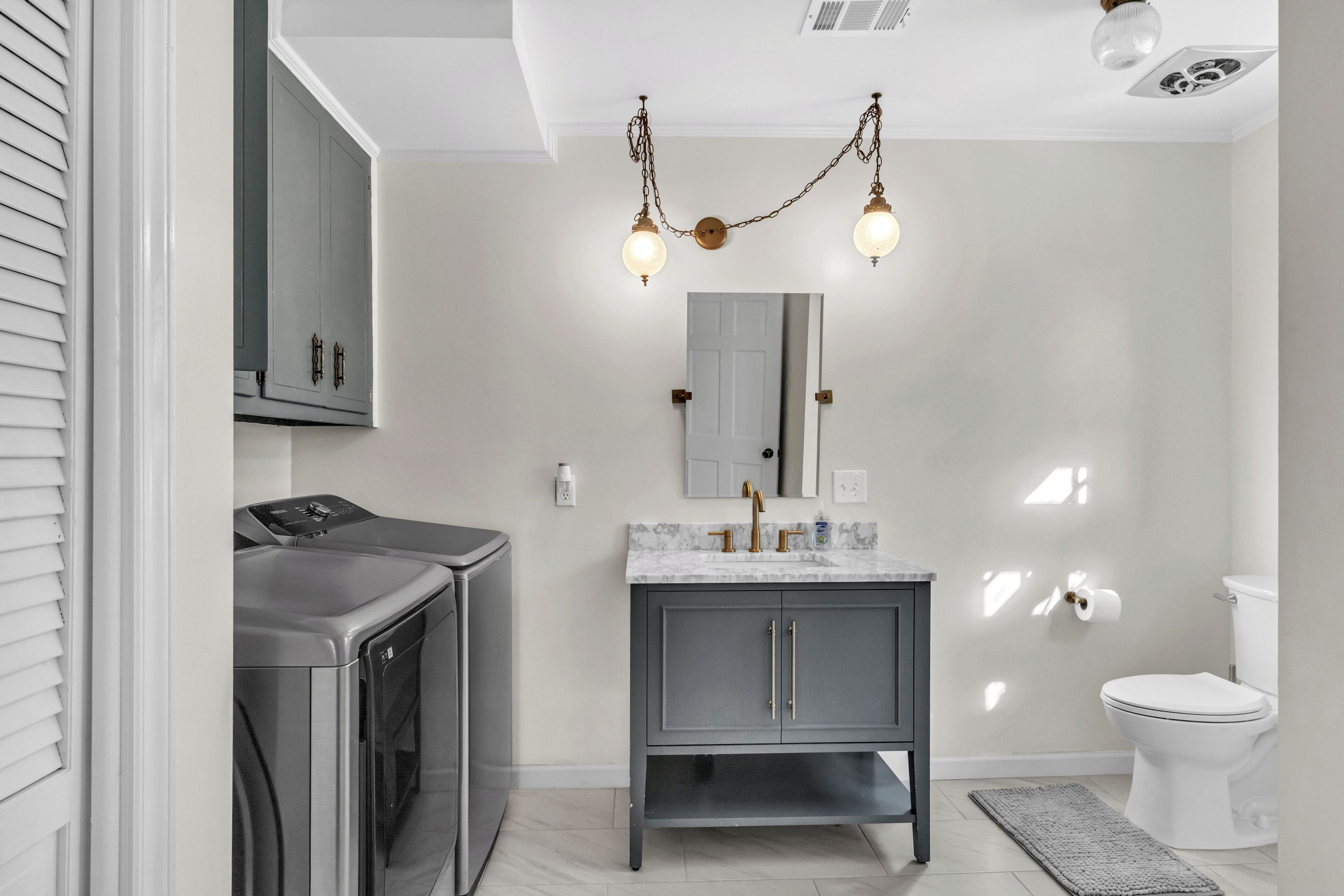 Haartrockner, Handtücher, Seife, Toilettenpapier