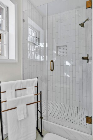 Hair dryer, towels, soap, toilet paper - Charming 1-bedroom apartment in awesome Fayetteville with AC (Fayetteville)