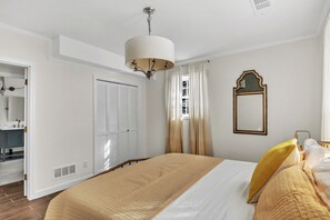 1 bedroom, iron/ironing board, WiFi, bed sheets - Charming 1-bedroom apartment in awesome Fayetteville with AC (Fayetteville)