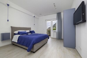 1 bedroom, desk, iron/ironing board, travel cot - 💙 Blue Holiday – Elegance and Relaxation Between the Sea and Sorrento 🌊 (Meta)