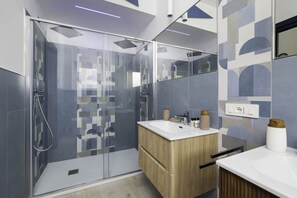Shower, hair dryer, bidet, towels - 💙 Blue Holiday – Elegance and Relaxation Between the Sea and Sorrento 🌊 (Meta)