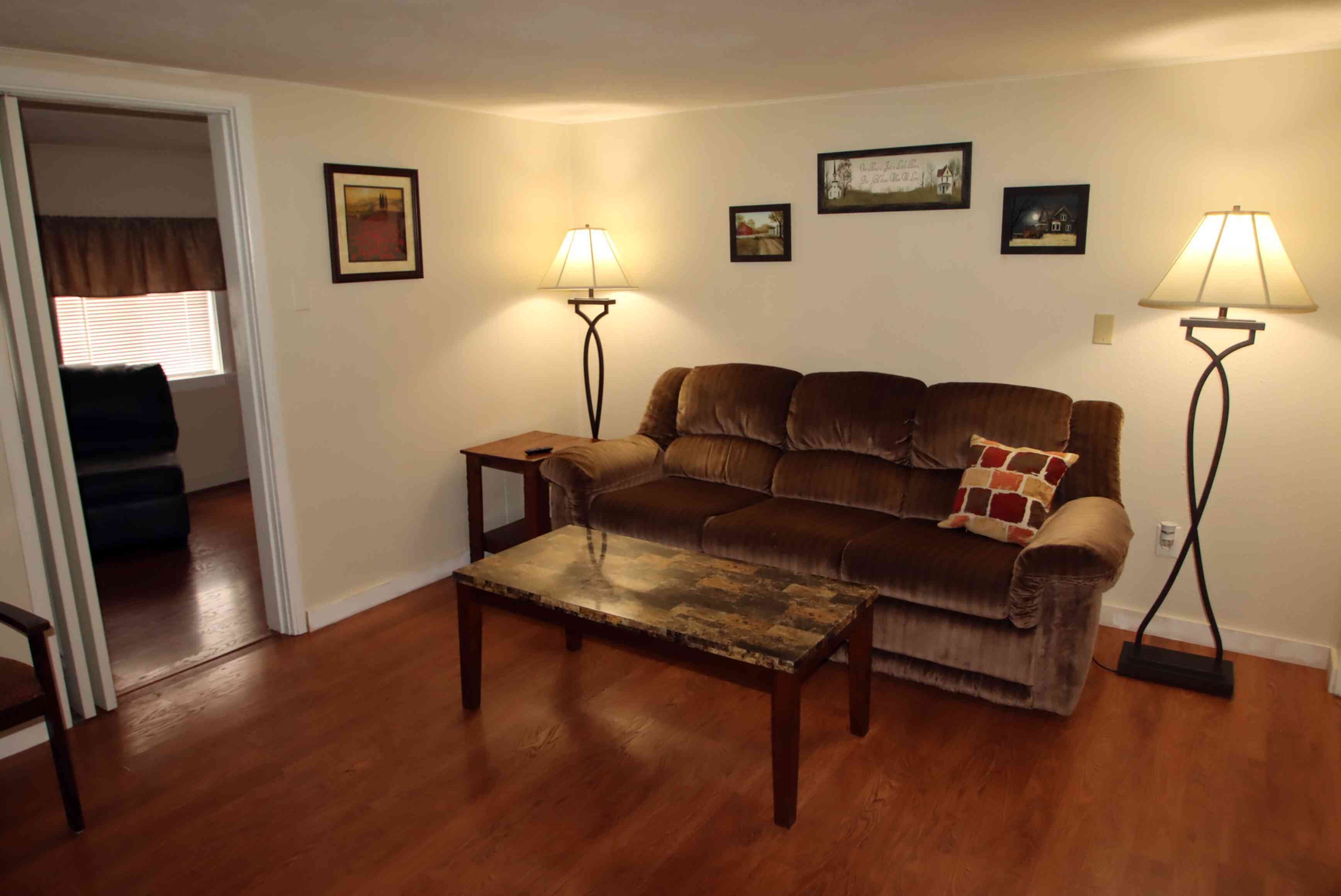 Smart-tv, eldstad, böcker och ett musikbibliotek