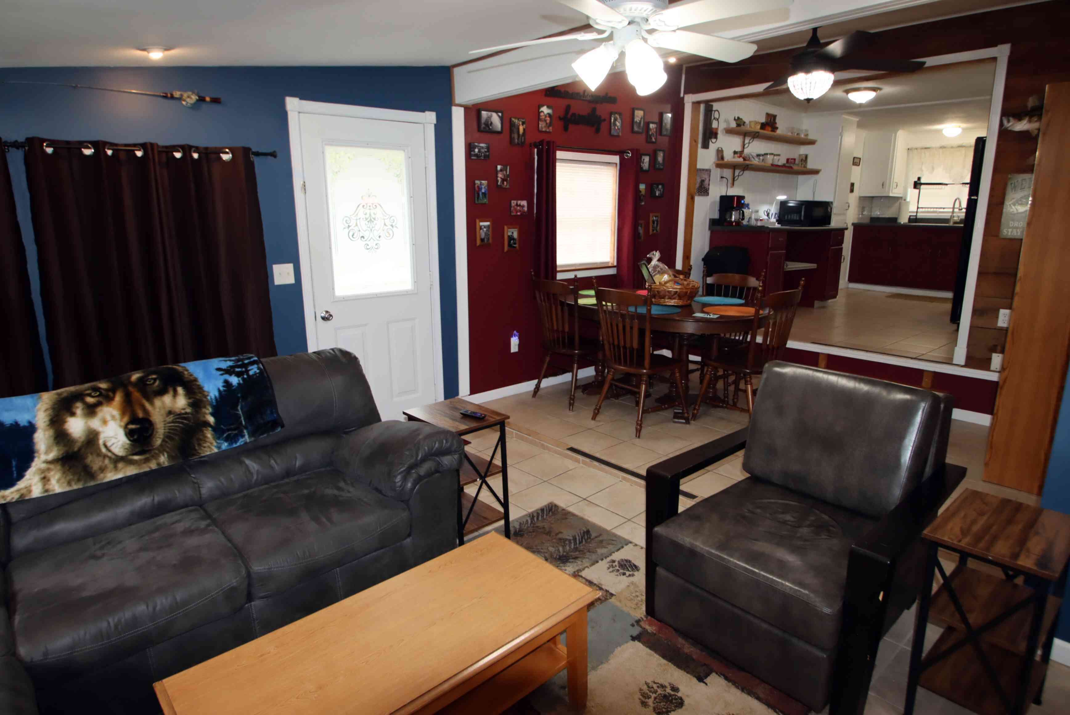 Smart-TV, Kamin, Bücher, Musikbibliothek