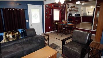 Smart-TV, Kamin, Bücher, Musikbibliothek