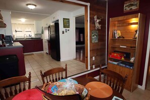 Dining - Cozy Lakefront Cottage in Branson (Branson)