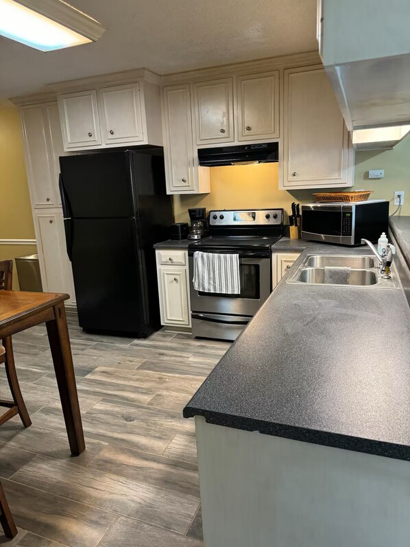 Microondas, horno, parrilla de estufa y lavavajillas