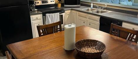 Mikroaaltouuni, uuni, liesi, astianpesukone