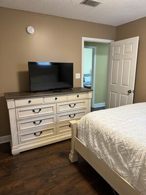 3 عدّة غرف نوم ومكواة/لوح كي وواي فاي وملاءات أسرّة