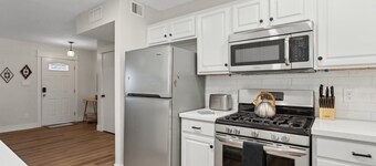 Bright & Modern 2BR/1BA – Sun City Escape