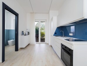 Design Apartment, Balcony, City View | Private kitchen | Fridge, microwave, oven, stovetop - Blue Holiday (Meta)
