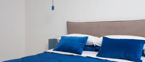 Appartement Design, balcon, vue sur la ville | Rideaux dâobscurcissement, fer et planche Ă repasser