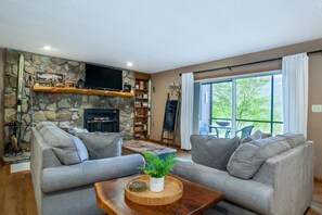 Smart TV, fireplace, books - Smoky Mountain Condo with Scenic Views, Pool, & Fireplace – 10 Min to Downtown (Gatlinburg)