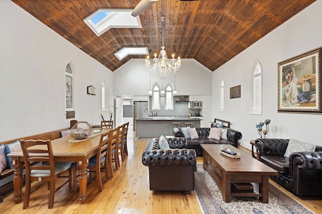 Smart TV. The Old Church, a charming 3-bedroom house with AC in Rylstone