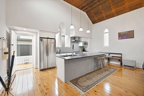 Microwave, oven, stovetop, dishwasher - The Old Church, a charming 3-bedroom house with AC in Rylstone (Rylstone)