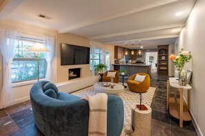 Smart TV - Peacock Paradise - Pool / Game (Houston)