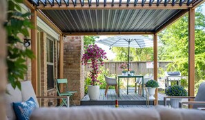 Outdoor dining - Peacock Paradise - Pool / Game (Houston)