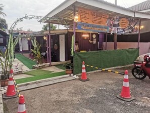 المنشأة من الخارج