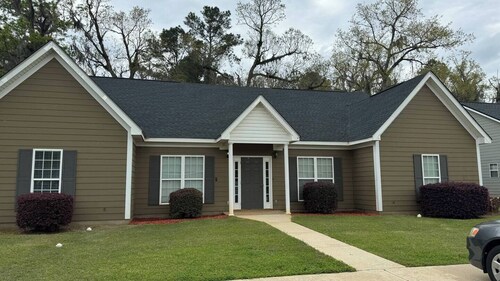 2 bed one bath w/shared living space great for work