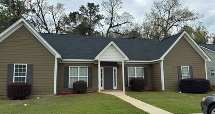 2 bed one bath w/shared living space great for work