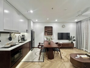 Apartamento de lujo, 2 habitaciones, patio, vistas a la ciudad | Cocina privada | Frigorífico, microondas, horno y placa de cocina