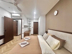 Luxe penthouse, 2 slaapkamers, uitzicht op de stad | Een kluis op de kamer, een bureau, een laptopwerkplek