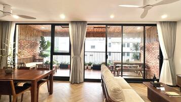 Penthouse Cao cấp, 2 phòng ngủ, quang cảnh thành phố | Khu phòng khách | TV LED 50-inch có truyền hình kỹ thuật số