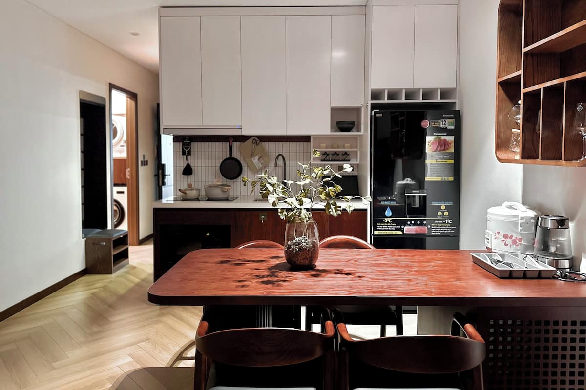 Deluxe-huoneisto, 2 makuuhuonetta, tupakointi kielletty | Yksityinen keittiö | Jääkaappi, mikroaaltouuni, uuni, liesi