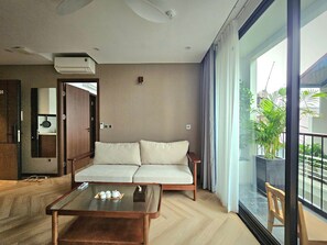 Deluxe-lejlighed - 1 soveværelse - balkon - byudsigt | Pengeskab på værelset, skrivebord, arbejdsområde til bærbare computere