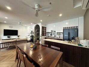 Luksuskattohuoneisto, 2 makuuhuonetta, kaupunkinäköala | Yksityinen keittiö | Jääkaappi, mikroaaltouuni, uuni, liesi