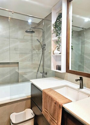 Luxury Apartment, 2 Bedrooms, Patio, City View | Bathroom | Separate bathtub and shower, free toiletries, hair dryer, slippers - Wins Residences Hanoi (Ngoc Ha ward)