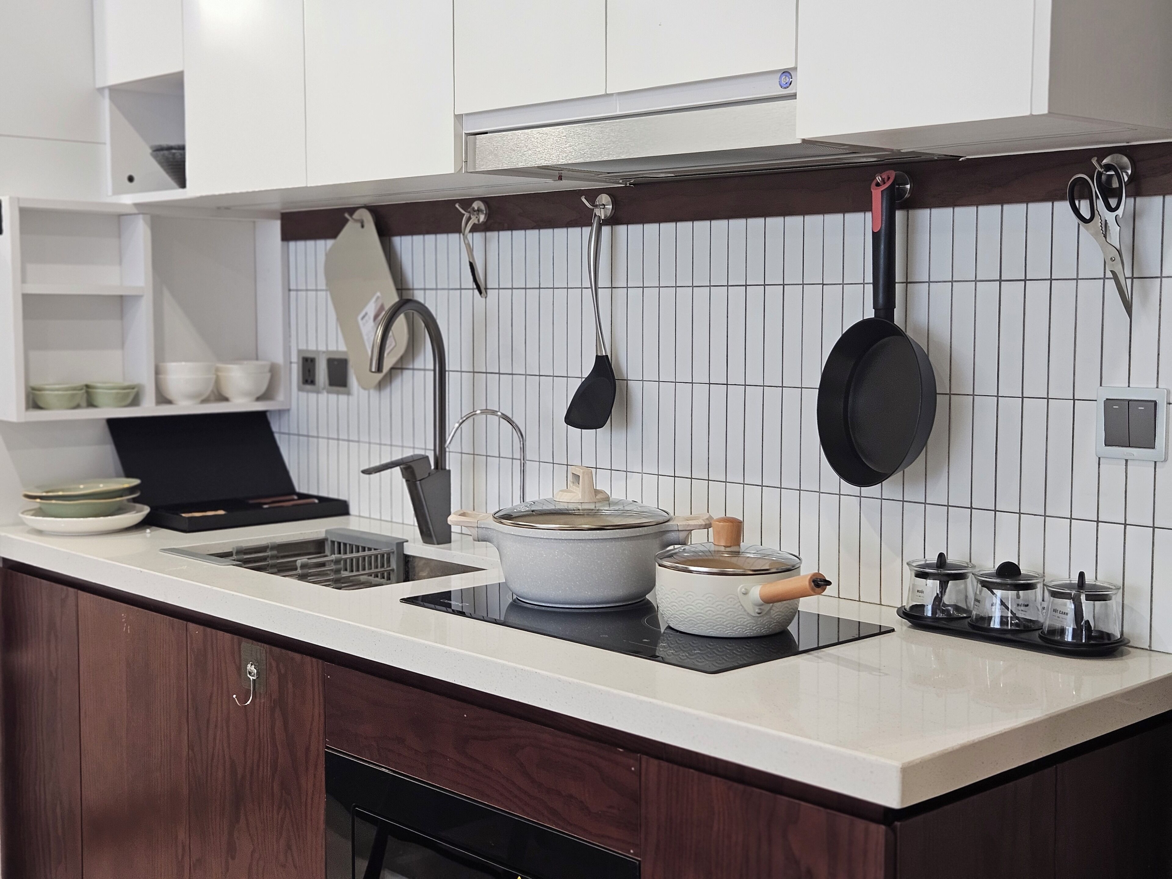 Deluxe Apartment, 1 Bedroom, Balcony, City View | Private kitchen | Fridge, microwave, oven, stovetop