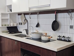 Deluxe-huoneisto, 1 makuuhuone, parveke, kaupunkinäköala | Yksityinen keittiö | Jääkaappi, mikroaaltouuni, uuni, liesi