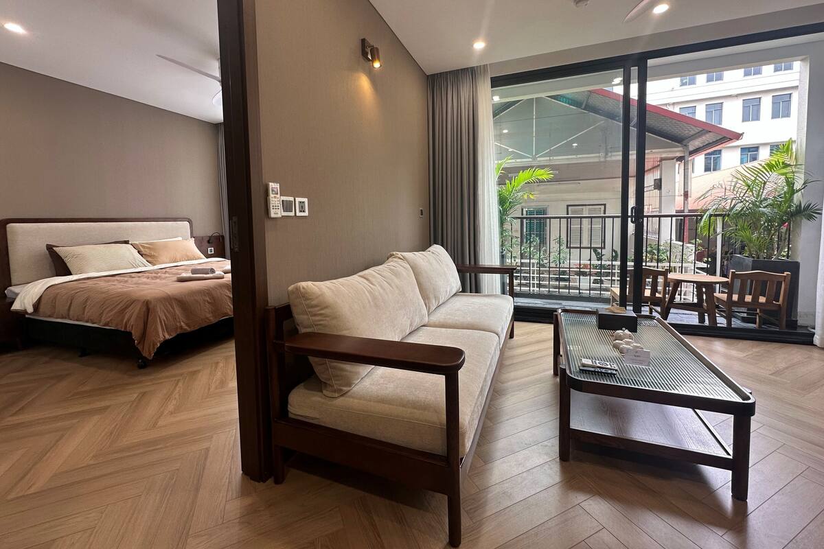 Deluxe-huoneisto, 1 makuuhuone, parveke, kaupunkinäköala | Tallelokero huoneessa, työpöytä