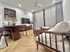 Apartamento Deluxe, 2 habitaciones, no fumadores | Zona de estar | Televisión LED de 50 pulgadas con canales digitales