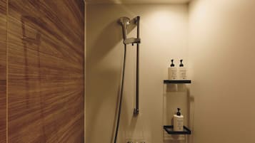 Superior Suite | Bathroom | Shower, free toiletries, hair dryer, towels