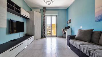 Comfort appartement, balkon | Woonruimte | Een 50-inch flatscreentelevisie met digitale zenders