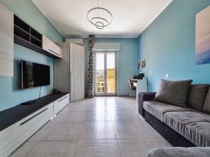 Apartamento conforto, sacada | Área de estar | TV de tela plana 50 polegadas com canais digitais