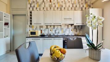 Comfort appartement, balkon | Privékeuken | Een koelkast, een microgolfoven, een oven, een kookplaat