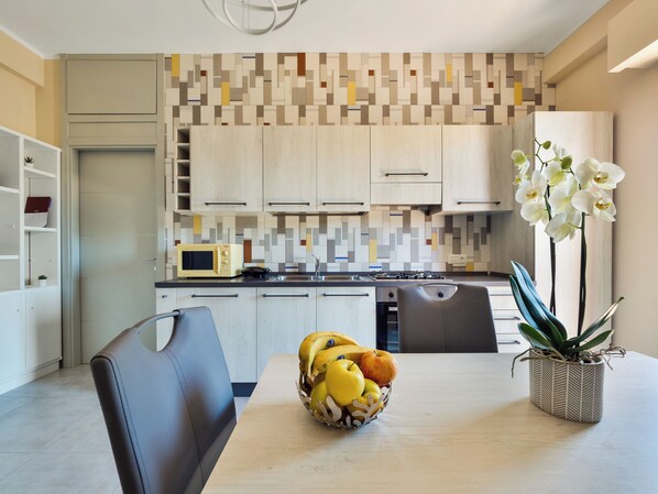 Apartamento conforto, sacada | Cozinha privada | Geladeira, micro-ondas, fogão, cooktop