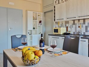 Comfort-lejlighed - balkon | Privat køkken | Køleskab, mikrobølgeovn, ovn, kogeplade