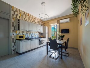 Leilighet – comfort, balkong | Eget kjøkken | Kjøleskap, mikrobølgeovn, ovn og kokeplater