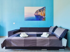 Comfort-Apartment, Balkon | Wohnbereich | 50-Zoll-Flachbildfernseher mit Digitalempfang, Videospielkonsole