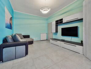 コンフォート アパートメント バルコニー | リビング エリア | 50 インチの薄型テレビ (デジタル放送視聴可)