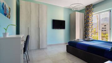 Comfort-Apartment, Balkon | Schreibtisch, laptopgeeigneter Arbeitsplatz, Verdunkelungsvorhänge