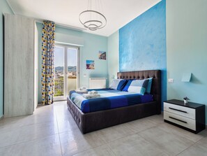 Apartamento conforto, sacada | Escrivaninha, espaço de trabalho para notebook, cortinas blackout