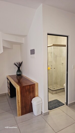 Douche, serviettes fournies, savon, shampoing
