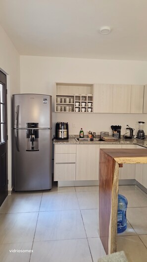 Microwave, oven, cookware/dishes/utensils, paper towels - House near the beach with Gym and security (Playa del Carmen)